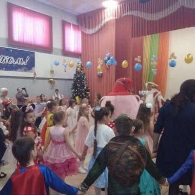 Дед Мороз и Нюша в «Гармонии»