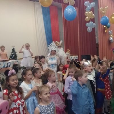 Дед Мороз и Нюша в «Гармонии»