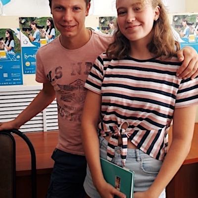 Соня Фомина  и  Алина Шимко из студии тележурналистики «Панорама+» Дома художественного творчества детей г. Барнаула в ВДЦ «Орленок»