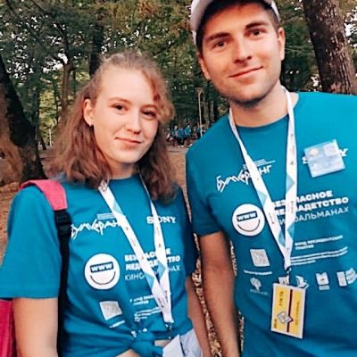 Соня Фомина  и  Алина Шимко из студии тележурналистики «Панорама+» Дома художественного творчества детей г. Барнаула в ВДЦ «Орленок»
