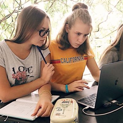 Соня Фомина  и  Алина Шимко из студии тележурналистики «Панорама+» Дома художественного творчества детей г. Барнаула в ВДЦ «Орленок»