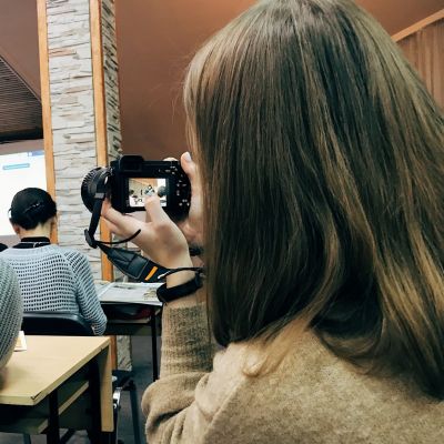 Руководитель студии тележурналистики «Панорама+»  Татьяна Сергеевна Шатова на семинаре в издательском доме «Алтапресс»