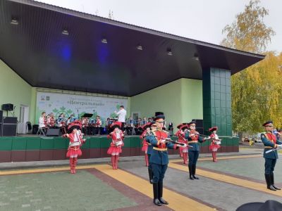 Ансамбль барабанщиц «Ритмы времени» Дома художественного творчества детей Индустриального района города Барнаула на торжественном мероприятии, посвящённом Дню города Барнаула. 2020