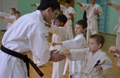 На занятиях школы каратэ Тикара додзё Дома художественного творчества детей Барнаула