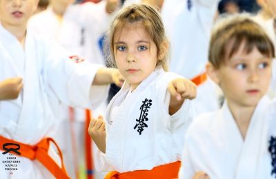 На занятиях школы каратэ Тикара додзё Дома художественного творчества детей Барнаула