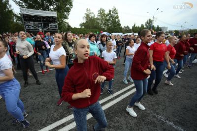 Фотоотчёт о выступлении коллективов Дома художественного творчества детей Индустриального района города Барнаула на концертных площадках в День города . 2019