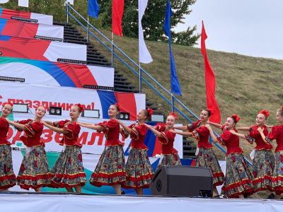 Фотоотчёт о выступлении коллективов Дома художественного творчества детей Индустриального района города Барнаула на концертных площадках в День города . 2019