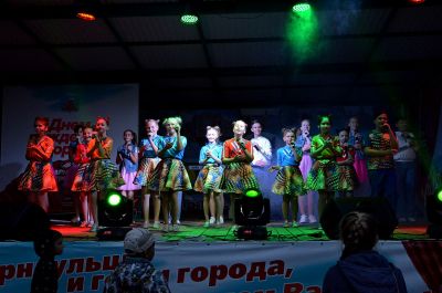 Фотоотчёт о выступлении коллективов Дома художественного творчества детей Индустриального района города Барнаула на концертных площадках в День города . 2019