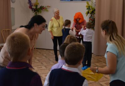 Экскурсия в Дом художественного творчества детей города Барнаула параллели 1-ых классов СОШ № 117