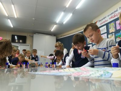 Экскурсия в Дом художественного творчества детей города Барнаула параллели 1-ых классов СОШ № 117