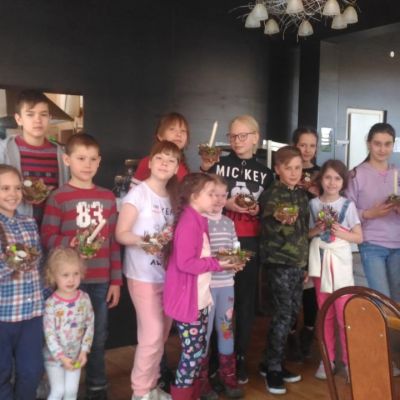 Студия изобразительного творчества «Палитра» совместно с изостудией «Акварель» изготавливают подсвечник из природных материалов