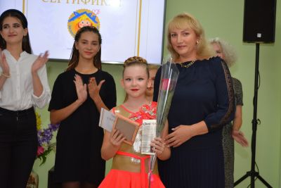 Вручение сертификатов лучшим учащимся ДХТД