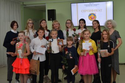 Вручение сертификатов лучшим учащимся ДХТД