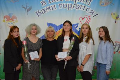 Вручение сертификатов лучшим учащимся ДХТД