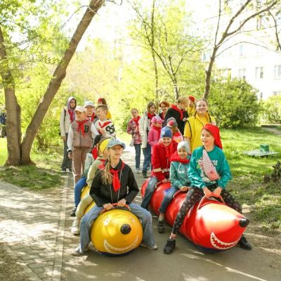 «Мир, придуманный нейросетью и оживший под кистью ребенка»
