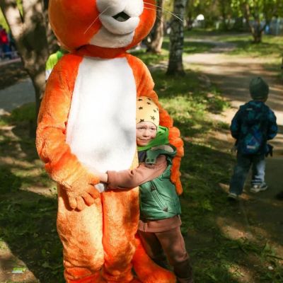 «Мир, придуманный нейросетью и оживший под кистью ребенка»