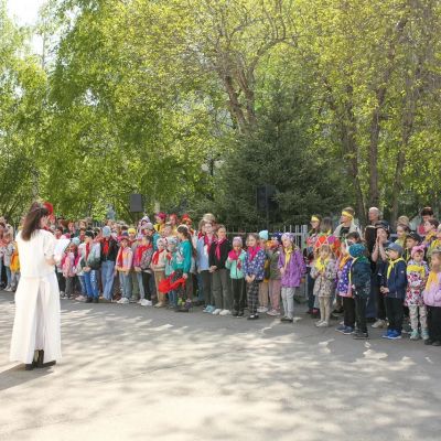 «Мир, придуманный нейросетью и оживший под кистью ребенка»