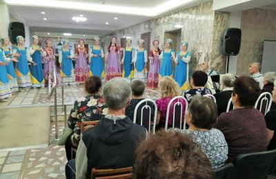 Хорошо нам рядышком с дедушкой и бабушкой!