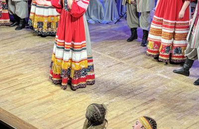 На большой сцене…