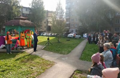 Праздник в каждом дворе: Дом художественного творчества детей и ТОС «Магистральный» поздравили Барнаул с 296-летием.