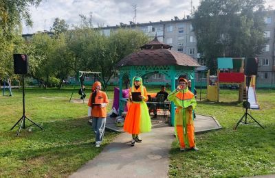 Праздник в каждом дворе: Дом художественного творчества детей и ТОС «Магистральный» поздравили Барнаул с 296-летием.