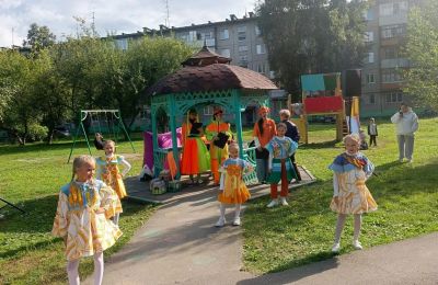 Праздник в каждом дворе: Дом художественного творчества детей и ТОС «Магистральный» поздравили Барнаул с 296-летием.