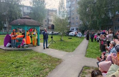 Праздник в каждом дворе: Дом художественного творчества детей и ТОС «Магистральный» поздравили Барнаул с 296-летием.