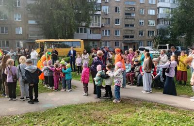 Праздник в каждом дворе: Дом художественного творчества детей и ТОС «Магистральный» поздравили Барнаул с 296-летием.