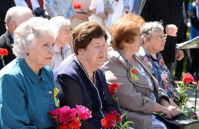 Открытие памятного знака защитникам Ленинграда