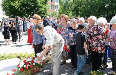 Открытие памятного знака защитникам Ленинграда