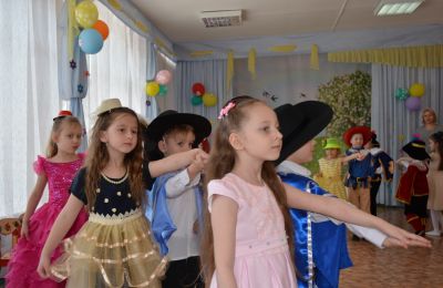 «Мушкетёры поздравляют дам». Детский сад № 161