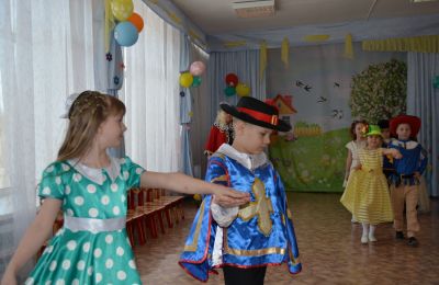 «Мушкетёры поздравляют дам». Детский сад № 161