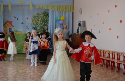 «Мушкетёры поздравляют дам». Детский сад № 161