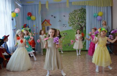 «Мушкетёры поздравляют дам». Детский сад № 161