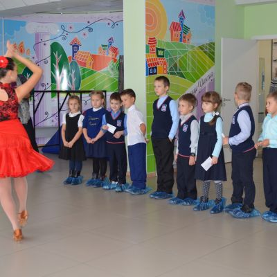 Учащиеся школы №117 на  интерактивной экскурсии «Я вхожу в мир красок, музыки и танцев» в ДХТД города Барнаула