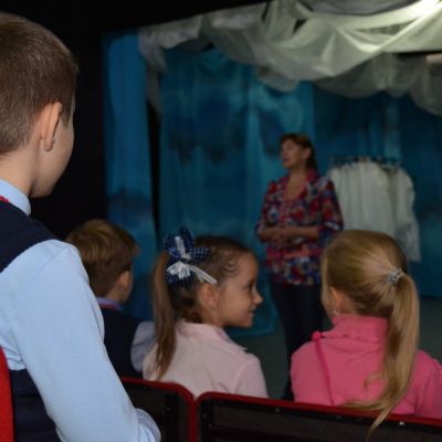 Учащиеся школы №117 на  интерактивной экскурсии «Я вхожу в мир красок, музыки и танцев» в ДХТД города Барнаула
