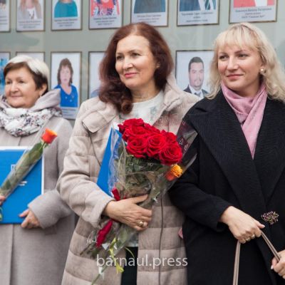 Награждение директора ДХТД Индустриального района города Барнаула Лежневой Валентины Михайловны медалью За многолетний педагогический труд