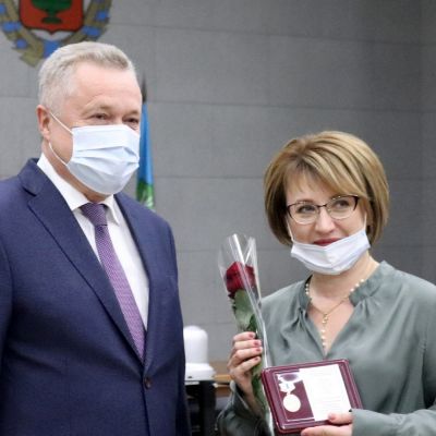 Награждение директора ДХТД Индустриального района города Барнаула Лежневой Валентины Михайловны медалью За многолетний педагогический труд