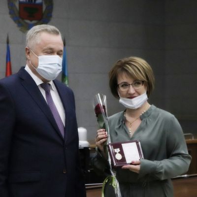 Награждение директора ДХТД Индустриального района города Барнаула Лежневой Валентины Михайловны медалью За многолетний педагогический труд