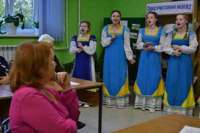 Выступление отряда волонтёров «ДХТД» Дома художественного творчества детей города Барнаула  в рамках реализации проекта  «Прояви заботу»