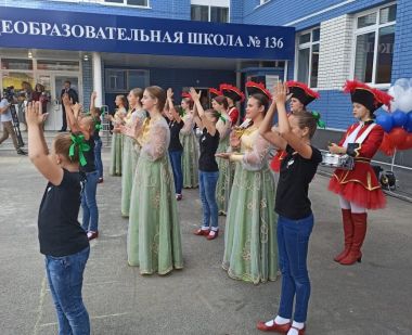 И радуется школе детвора...